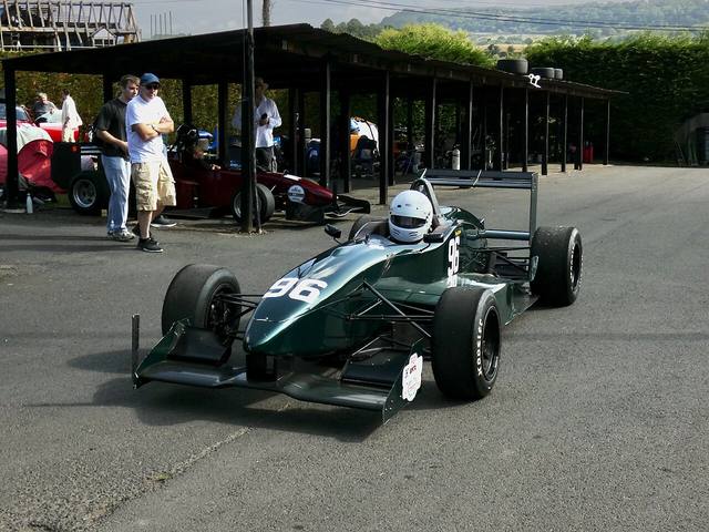F1赛车战术解析：节奏与空间如何决定走势（商业市场视角）